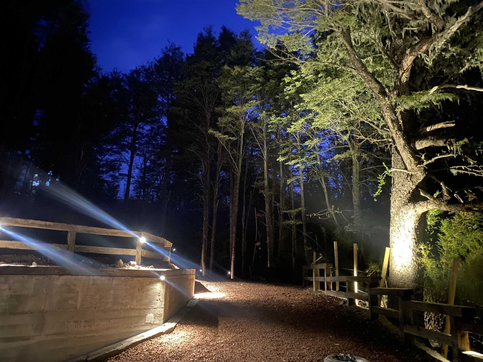 Iluminación exterior de sendero nocturno