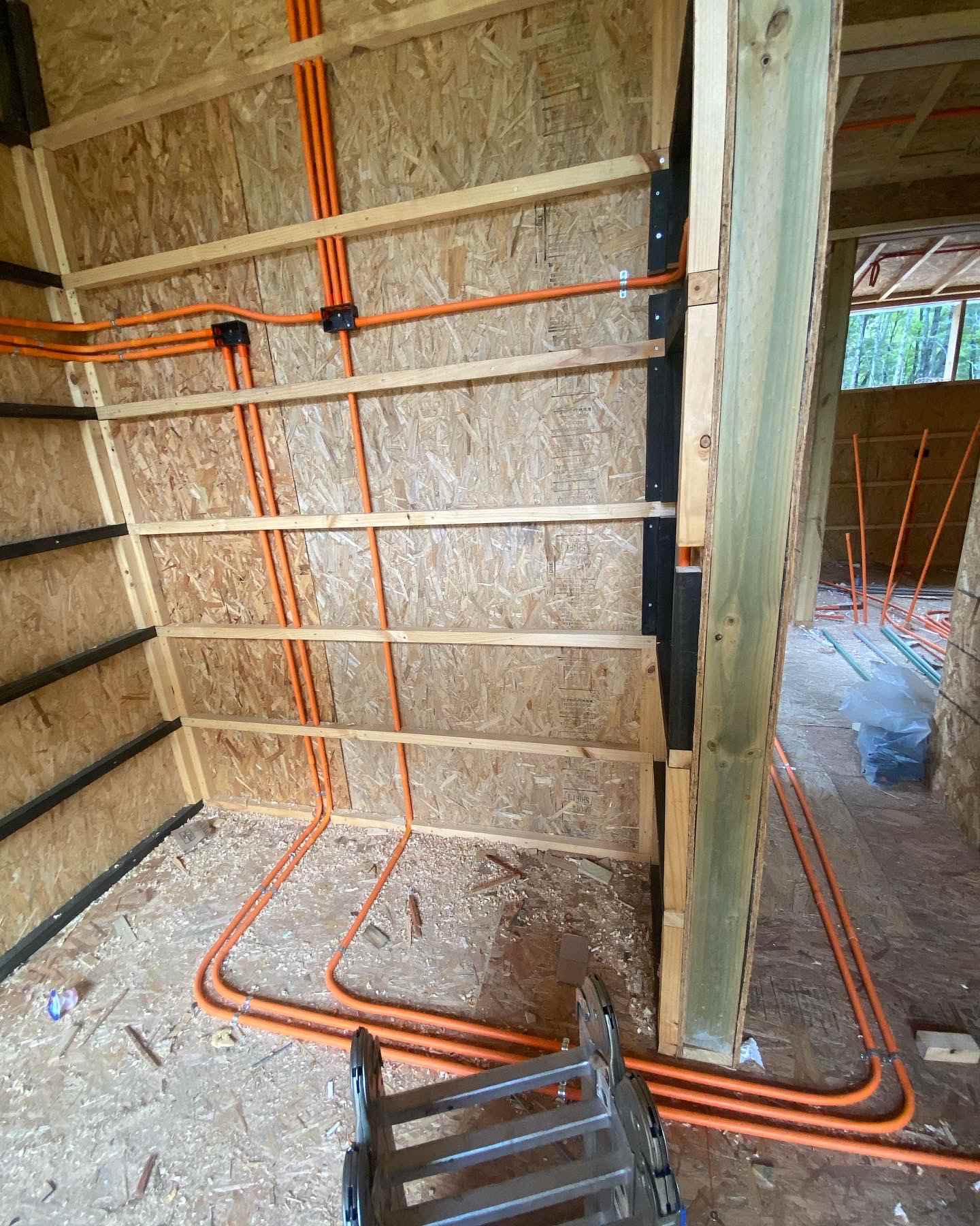 Instalación de cañería eléctrica en cabaña