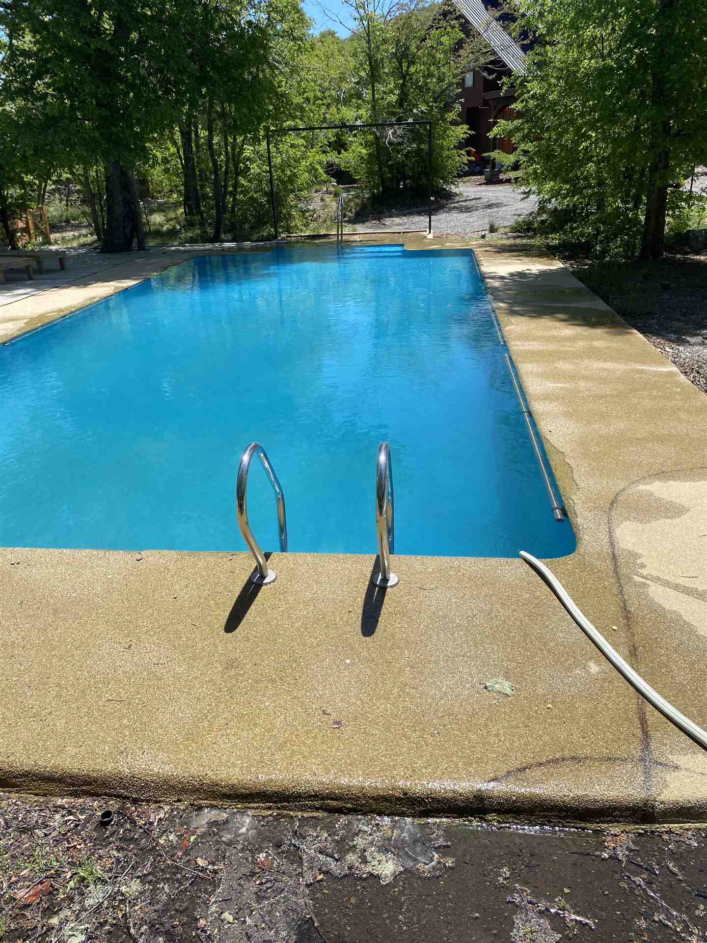 Piscina renovada con agua turquesa