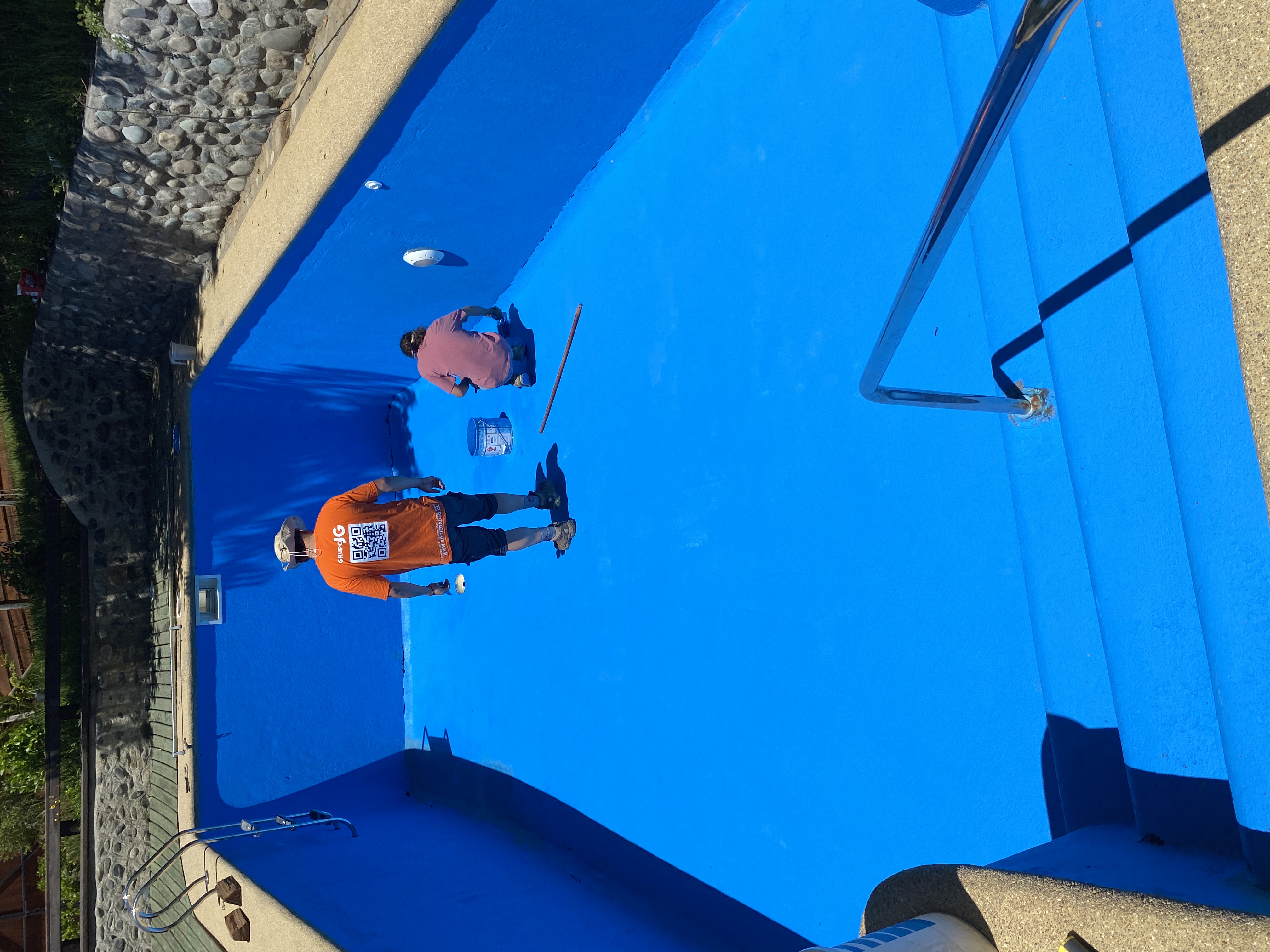 Equipo pintando piscina