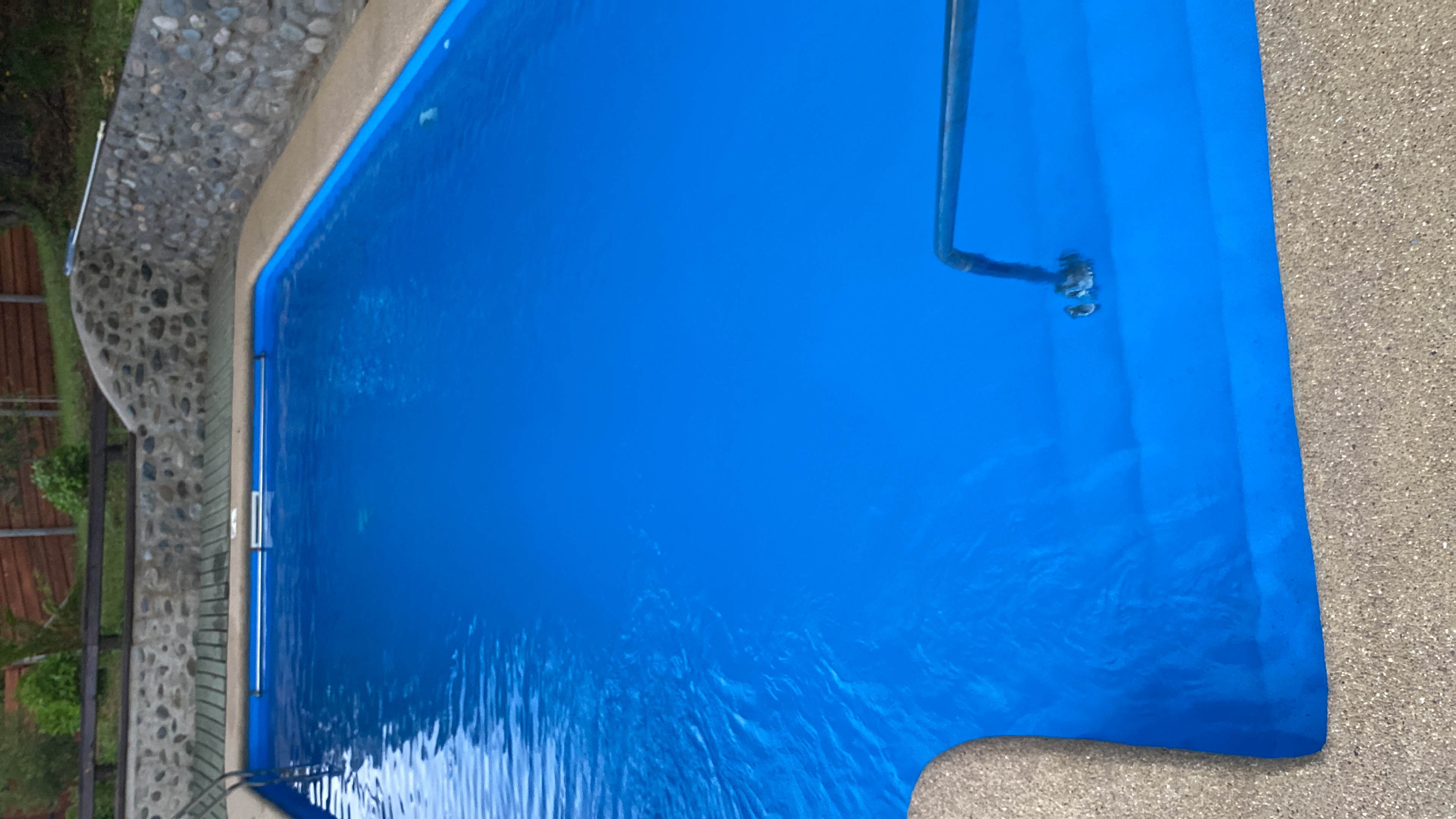 Piscina terminada con agua azul
