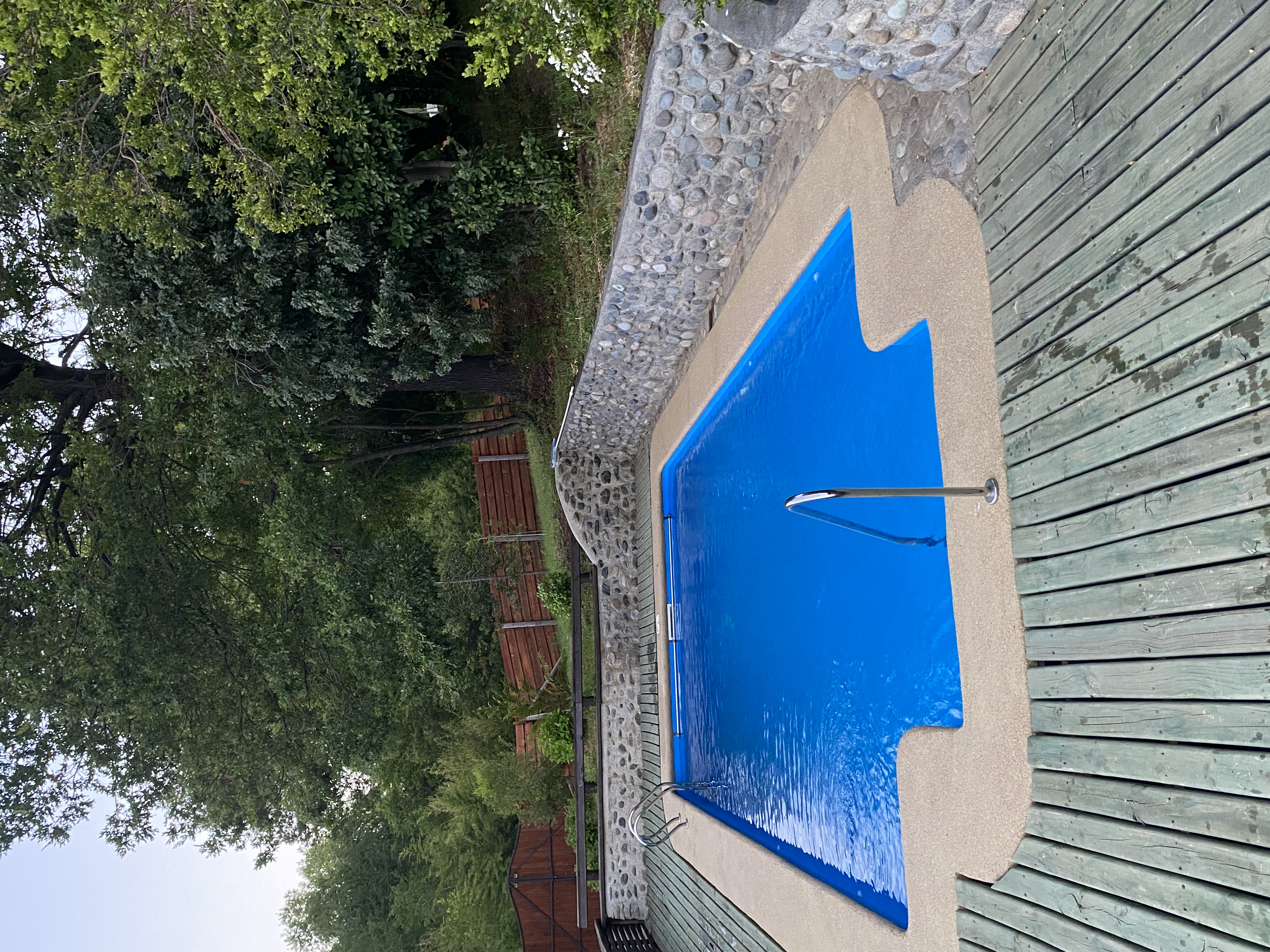 Piscina con deck de madera