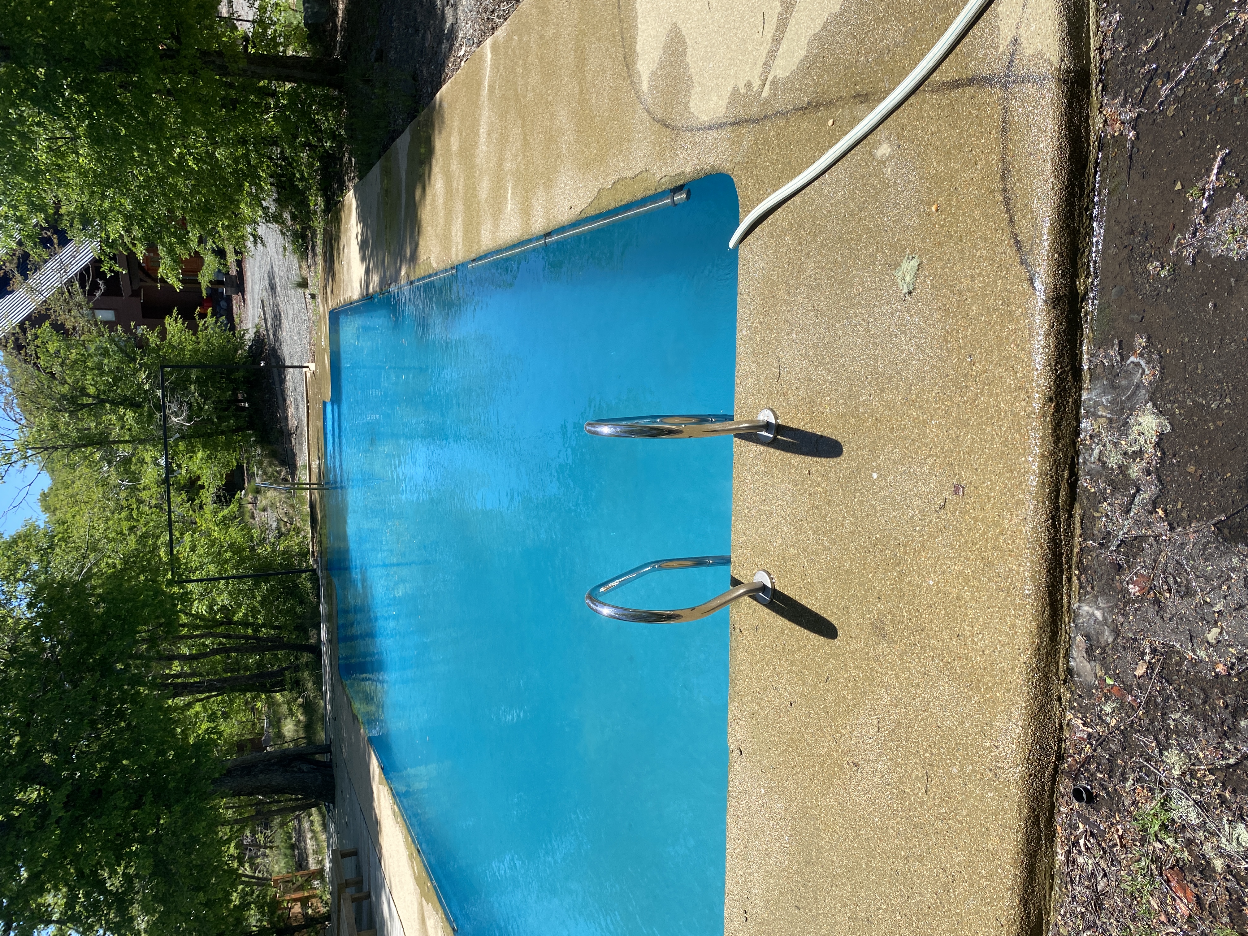 Piscina con membrana nueva y pasamanos